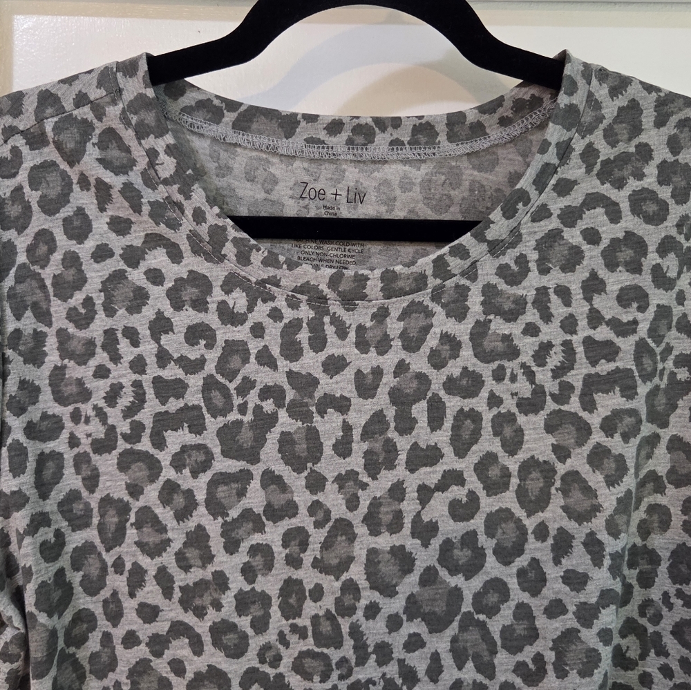 Women's Zoe&Liv Gray Leopard Print T Shirt, Size XL - Picture 3 of 7
